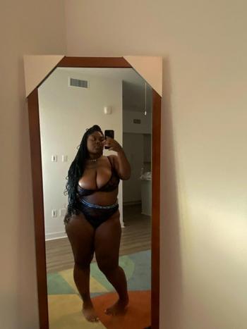 Thickemz, 21  female escort, Ventura
